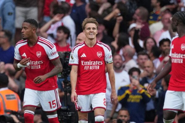 Arsenal rallies past Chelsea to maintain perfect start; Man United stunned by late Everton equalizer
