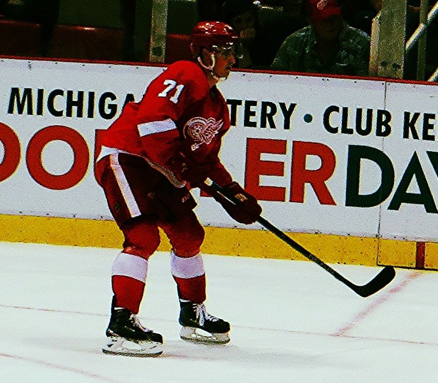 Dylan Larkin scores in season debut for Red Wings after trade request