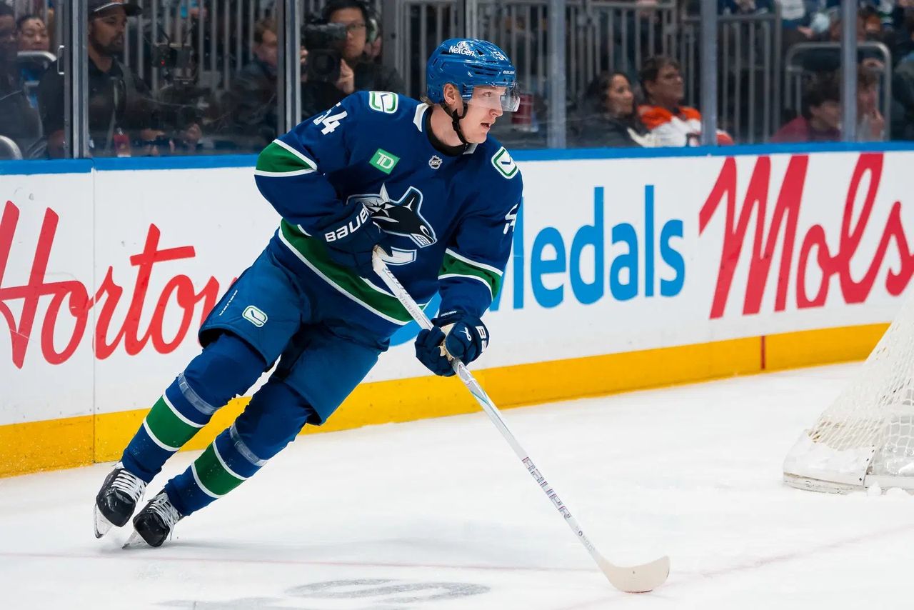 Maple Leafs acquire forward Aatu Raty from Canucks after he clears waivers