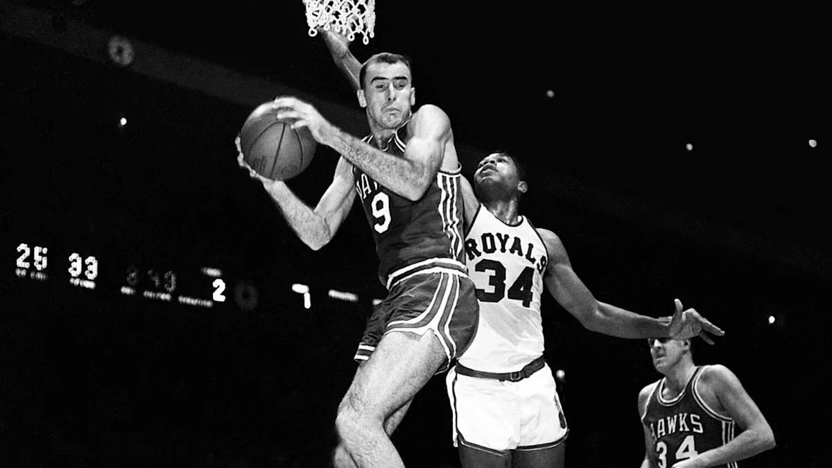 NBA pioneer and Hall of Famer Bob Pettit dies at 93