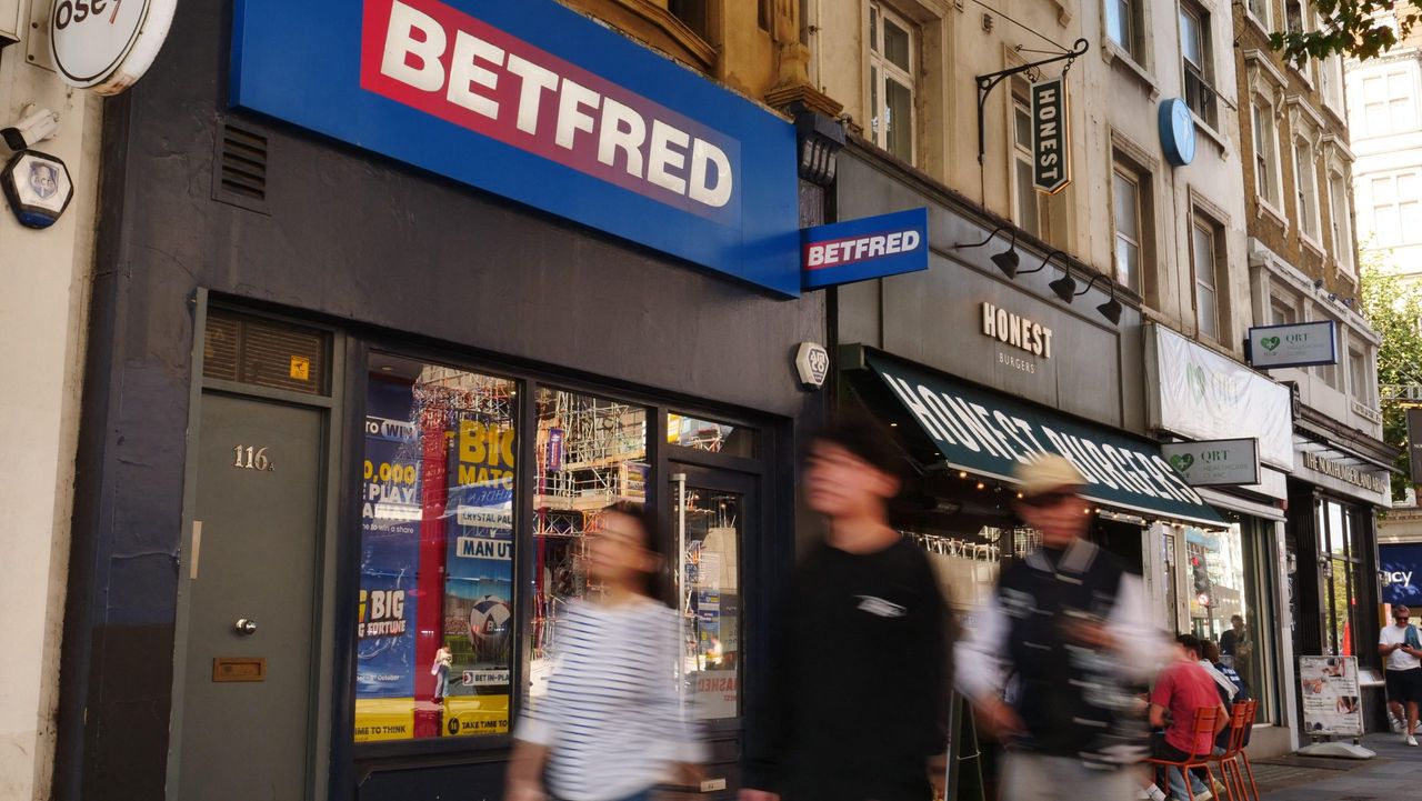 UK gambling market grows to £17.5bn as online dominates and retail declines