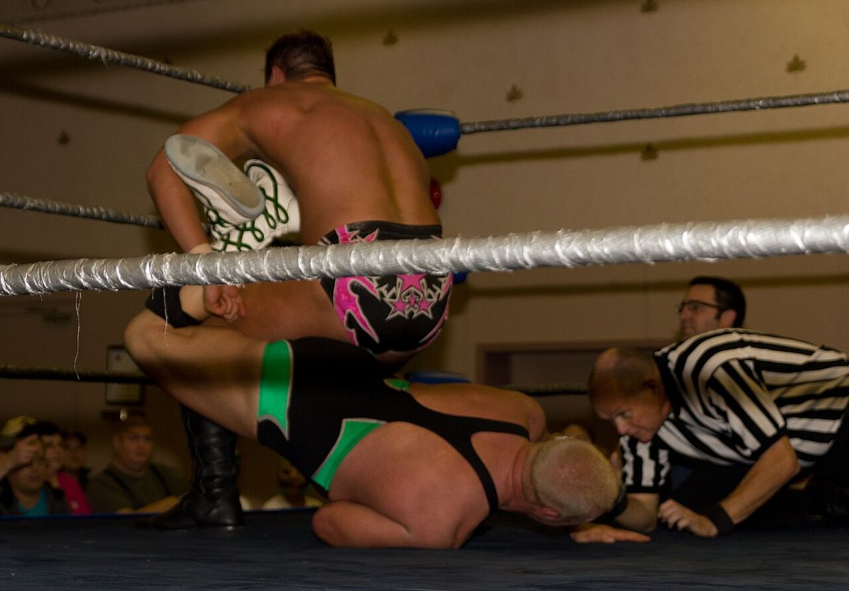 Harry Smith locks Fit Finlay into the Sharpshooter.