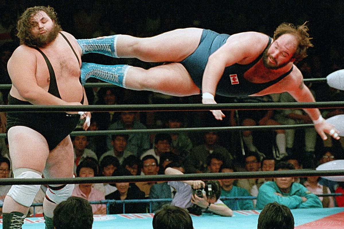 ジョン・テンタの全日本プロレス所属時代に撮影したもの。その巨体からは想像しにくい程に素晴らしい飛形のドロップ・キックを公開。