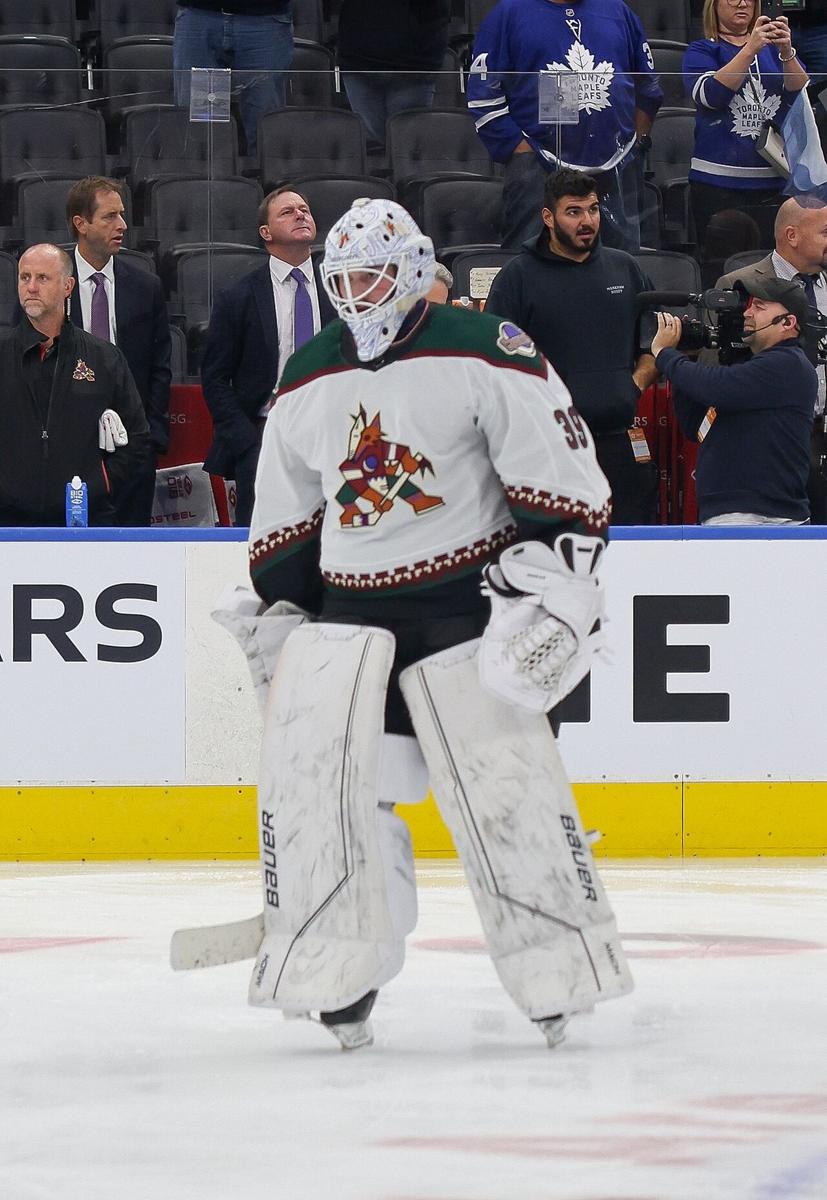 Connor Ingram playing with the Coyotes vs Maple Leafs on October 17, 2022