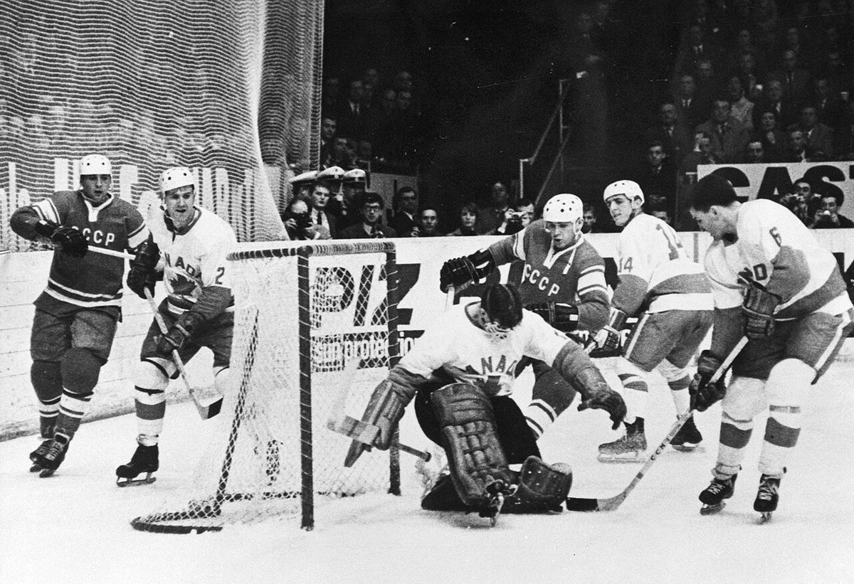 WK ijshockey te Wenen, wedstrijd Rusland tegen Canada 2-1 voor het doel de Canadees