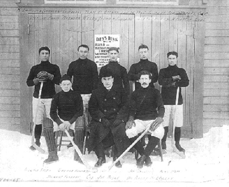 Photo of the Dawson ice hockey team in front of Dey's Rink, Ottawa